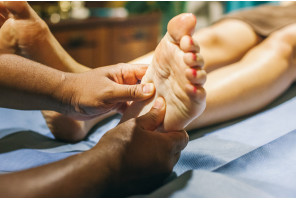  ABHYANGAM MASÁŽ + REFLEXNÁ MASÁŽ CHODIDIEL  (90 min)