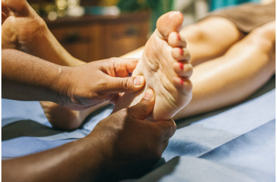  ABHYANGAM MASÁŽ + REFLEXNÁ MASÁŽ CHODIDIEL  (90 min)